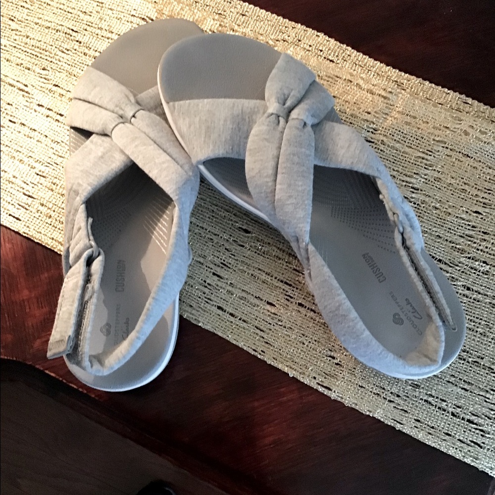 5/$30 Cloud steppers by Clark’s, soft jersey slippers sandals. Size 7-8⚡️